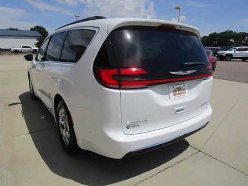 Used 2022 Chrysler Pacifica Limited FWD image 7