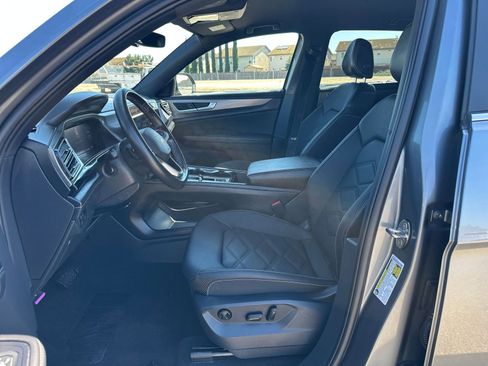 Used 2025 Volkswagen Atlas Cross Sport SE image 29