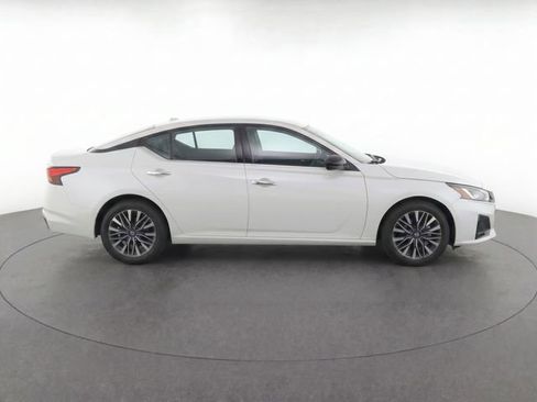 Used 2025 Nissan Altima 2.5 SV FWD image 2