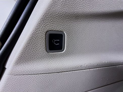 Used 2023 Chrysler Voyager LX image 41