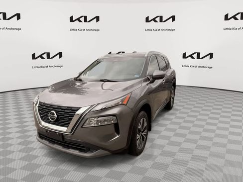 Used 2021 Nissan Rogue SV w/ Premium Package FWD image 3