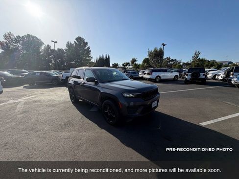Used 2023 Jeep Grand Cherokee Altitude AWD/4WD image 8