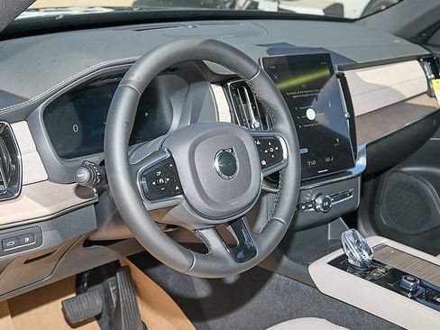 New 2026 Volvo XC90 T8 Plus w/ Protection Package Premier AWD/4WD image 14
