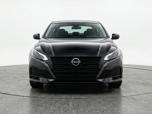 Used 2025 Nissan Altima 2.5 SV image 2
