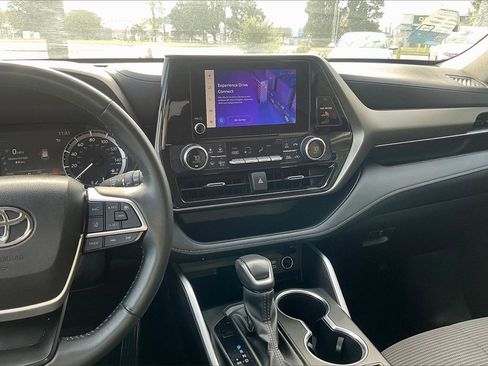 Used 2024 Toyota Highlander LE image 16