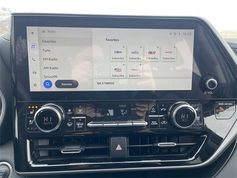 Used 2024 Toyota Highlander Limited image 24