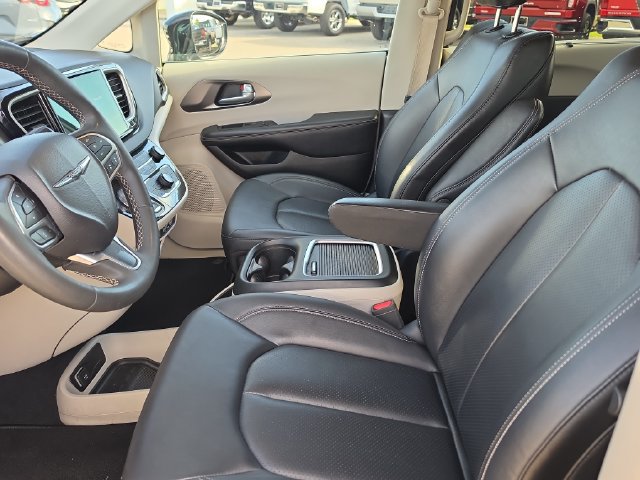 Used 2024 Chrysler Pacifica Touring-L FWD image 16