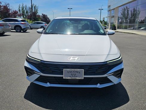 Used 2025 Hyundai Elantra Limited FWD image 2