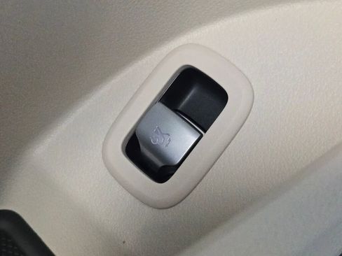 Used 2025 Mercedes-Benz GLC 300 image 34