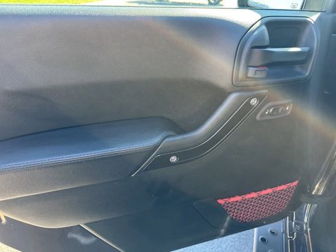 Used 2017 Jeep Wrangler Unlimited Rubicon image 15