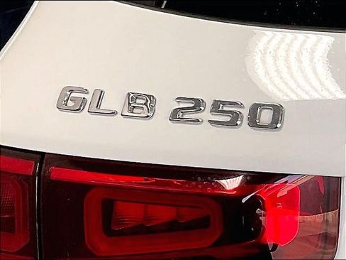 Used 2023 Mercedes-Benz GLB 250 4MATIC w/ Premium Package image 29