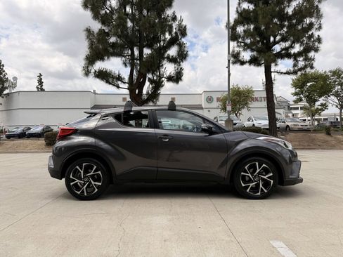 Used 2018 Toyota C-HR XLE FWD image 3