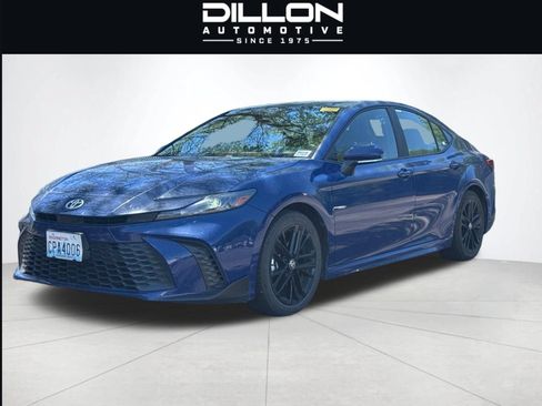 Used 2025 Toyota Camry SE FWD image 1