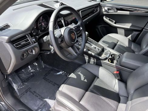 Certified 2025 Porsche Macan AWD/4WD image 4