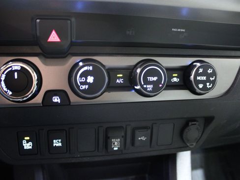 Used 2020 Toyota Tacoma SR5 w/ Technology Package AWD/4WD image 32