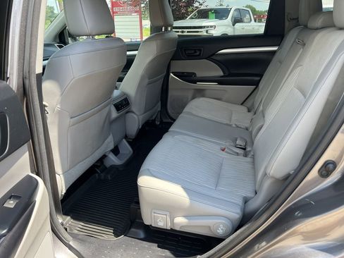 Used 2017 Toyota Highlander LE image 12