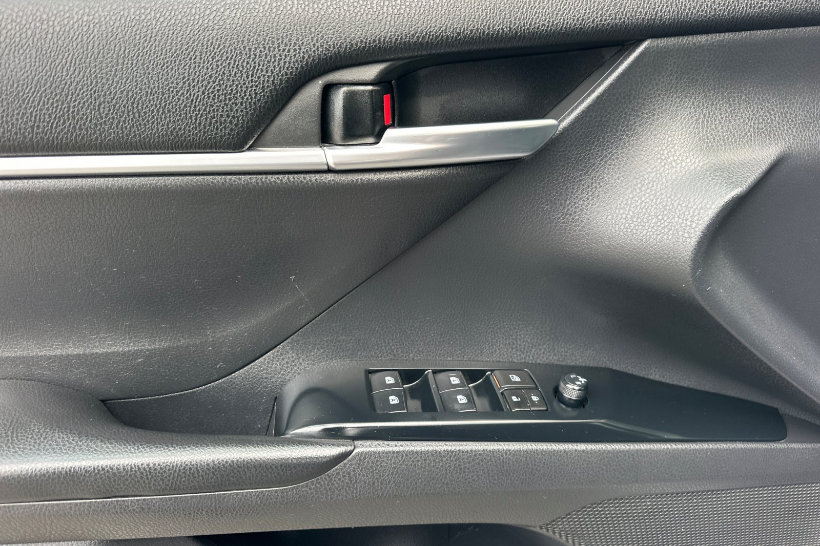 Used 2018 Toyota Camry SE FWD image 11