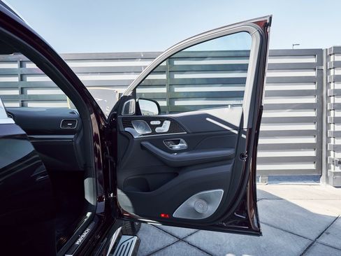 Used 2024 Mercedes-Benz Maybach GLS 600 4MATIC image 17