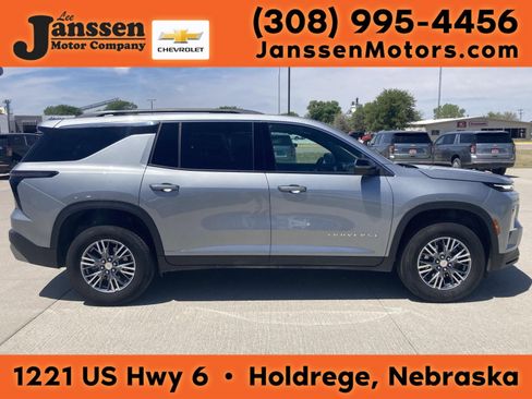 Used 2025 Chevrolet Traverse LT FWD image 1