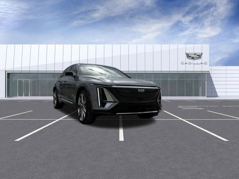 Used 2025 Cadillac Lyriq Luxury w/ LPO, Floor Liner Package AWD/4WD image 8