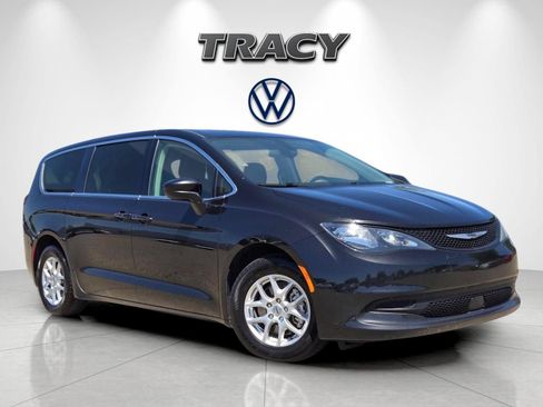 Used 2022 Chrysler Voyager LX FWD image 2