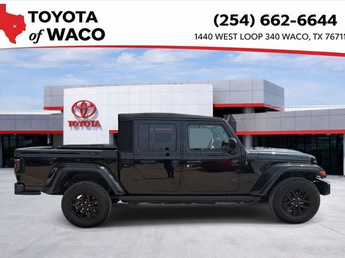 Used 2023 Jeep Gladiator Sport AWD/4WD image 2