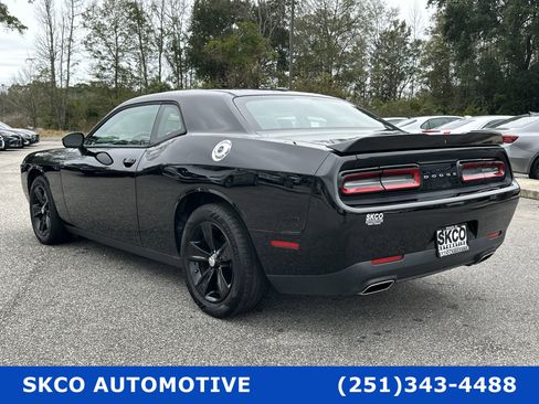 Used 2019 Dodge Challenger SXT image 3