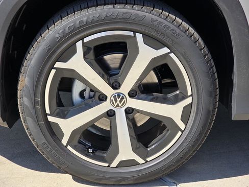 New 2026 Volkswagen Tiguan SE image 8