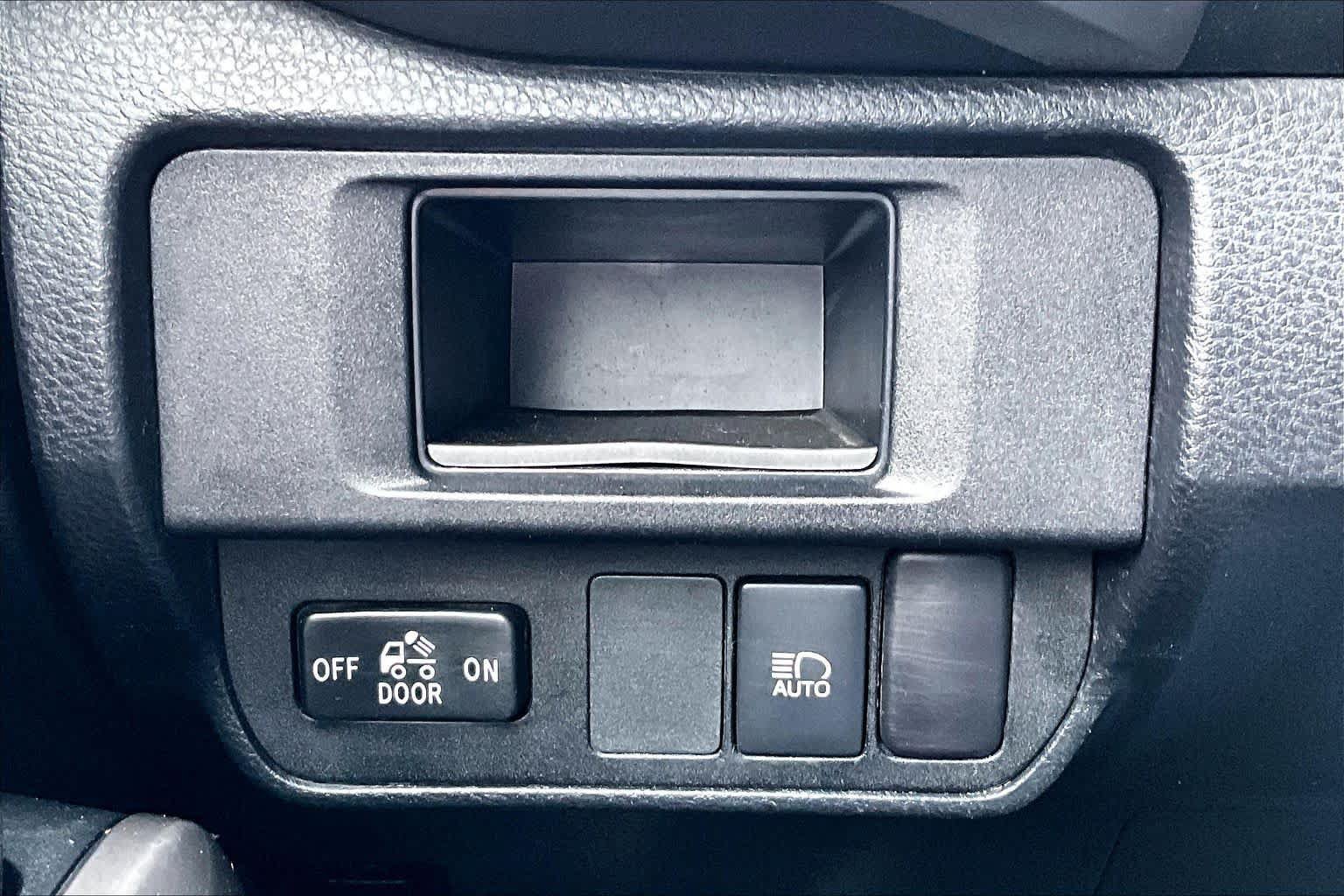 Used 2018 Toyota Tacoma SR5 AWD/4WD image 34