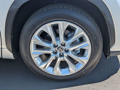 Used 2021 Toyota Highlander Limited FWD image 11