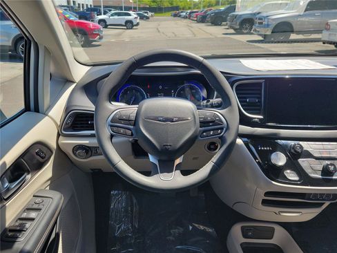 Used 2023 Chrysler Pacifica Touring-L FWD image 11