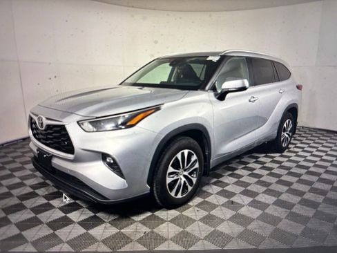 Used 2022 Toyota Highlander XLE AWD/4WD image 1