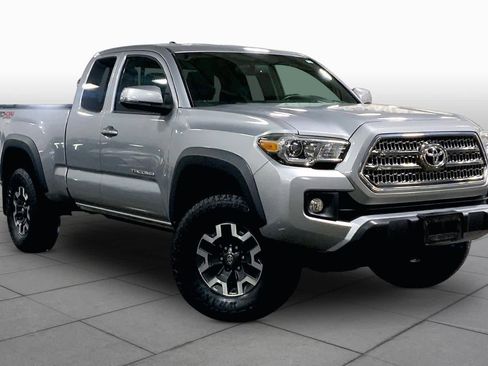 Certified 2017 Toyota Tacoma TRD Off-Road w/ Premium & Technology Package AWD/4WD image 3