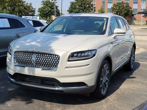 Used 2023 Lincoln Nautilus Reserve AWD/4WD image 2