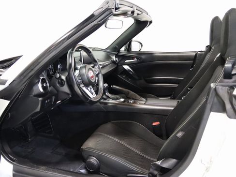 Used 2017 FIAT 124 Spider Classica image 32