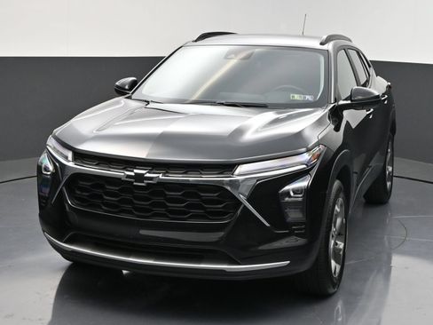 Used 2025 Chevrolet Trax LT w/ LT Convenience Package FWD image 3