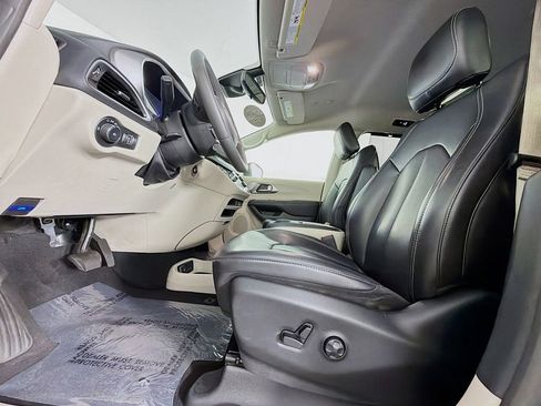 Used 2023 Chrysler Pacifica Touring-L FWD image 12