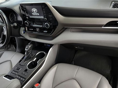 Certified 2022 Toyota Highlander XLE image 28