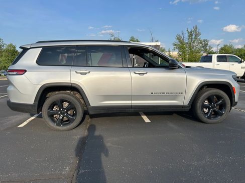 Used 2023 Jeep Grand Cherokee L Laredo image 8