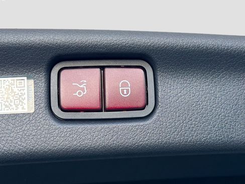 Used 2025 Mercedes-Benz C 300 4MATIC Sedan image 14