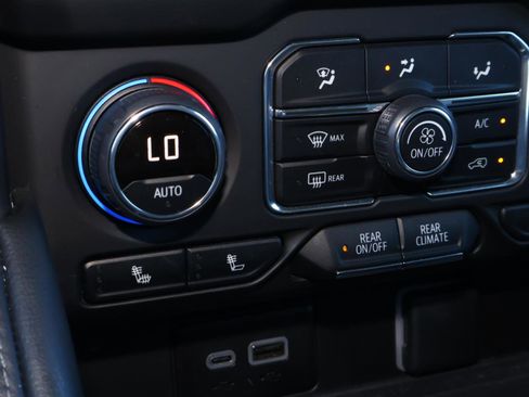 Used 2024 Chevrolet Tahoe Z71 w/ Luxury Package image 28