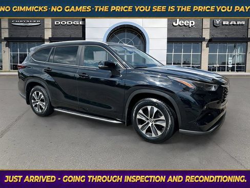 Used 2024 Toyota Highlander XLE FWD image 1