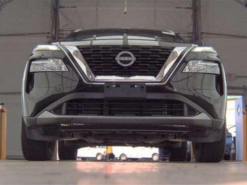 Used 2023 Nissan Rogue SL w/ SL Premium Package image 3