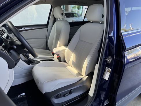 Used 2023 Volkswagen Tiguan SE w/ Panoramic Sunroof Package FWD image 23