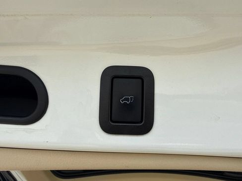 Used 2016 Toyota Highlander XLE AWD/4WD image 21