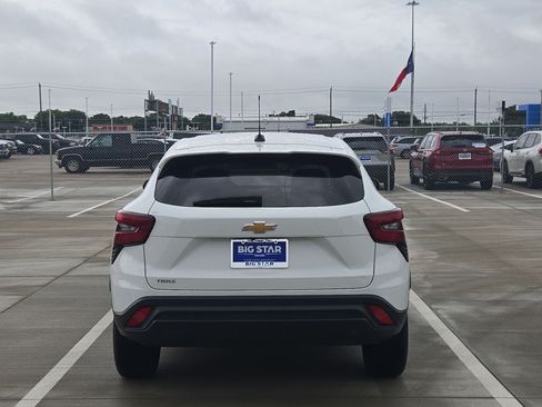 Used 2025 Chevrolet Trax LS FWD image 2