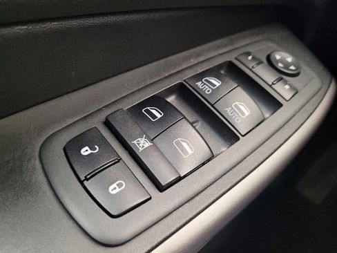 Used 2019 Jeep Cherokee Latitude Plus w/ Comfort/Convenience Group FWD image 27