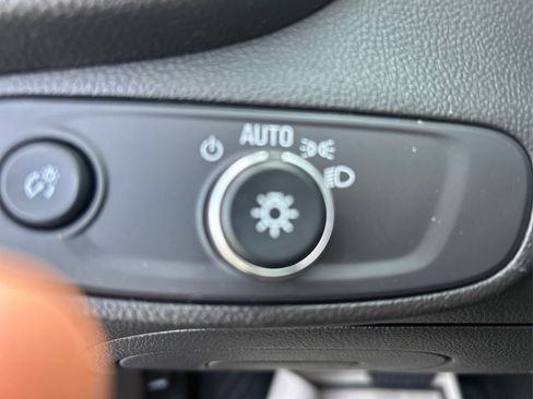 Used 2019 Chevrolet Trax LT w/ LT Convenience Package AWD/4WD image 15