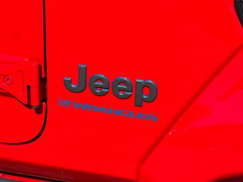 Used 2025 Jeep Wrangler Unlimited Sahara AWD/4WD image 38