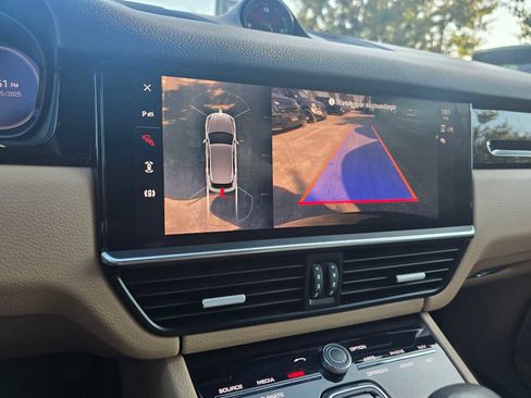 Used 2023 Porsche Cayenne Platinum Edition image 30